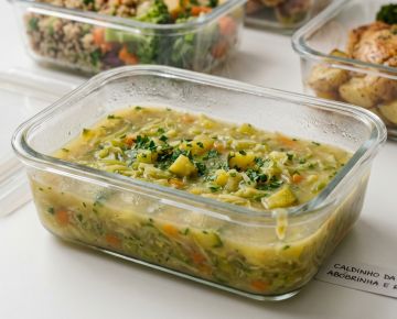 Caldinho de legumes servido em recipiente de vidro